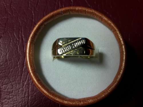 LOVELY 9 ct SOLID GENUINE GOLD RING WITH DIAMOND IN EXCELLENT CONDITION.