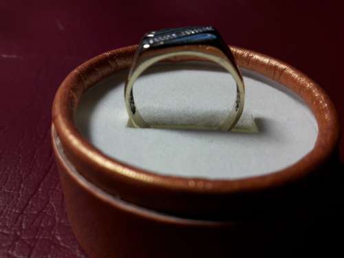 LOVELY 9 ct SOLID GENUINE GOLD RING WITH DIAMOND IN EXCELLENT CONDITION.