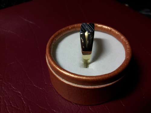 LOVELY 9 ct SOLID GENUINE GOLD RING WITH DIAMOND IN EXCELLENT CONDITION.
