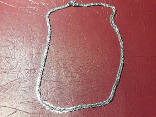 LOVELY  SOLID GENUINE STERLING SILVER NECKLACE IN EXCELLENT CONDITION