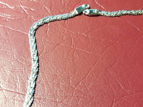 LOVELY  SOLID GENUINE STERLING SILVER NECKLACE IN EXCELLENT CONDITION