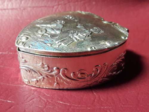 LOVELY GENUINE SOLID SILVER BOX IN EXCELLENT CONDITION