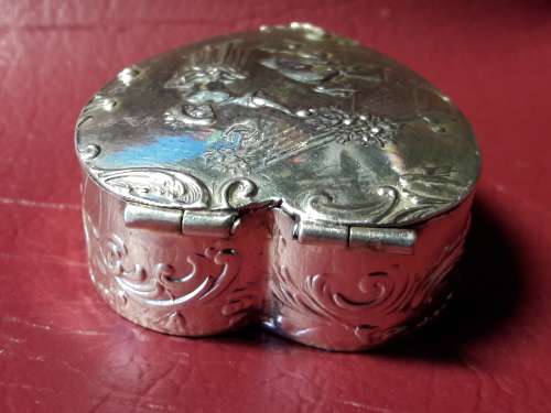 LOVELY GENUINE SOLID SILVER BOX IN EXCELLENT CONDITION