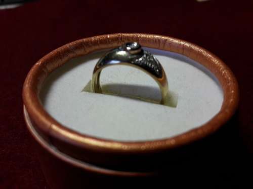 9 ct GENUINE SOLID GOLD RING IN EXCELLENT CONDITION