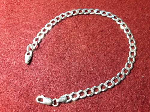 LOVELY SOLID GENUINE STERLING SILVER BRACELET WITH ITALIAN CLASP IN EXCELLENT CONDITION