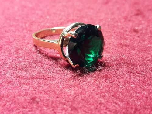 LOVELY 9 ct SOLID GENUINE GOLD RING IN PERFECT CONDITION.