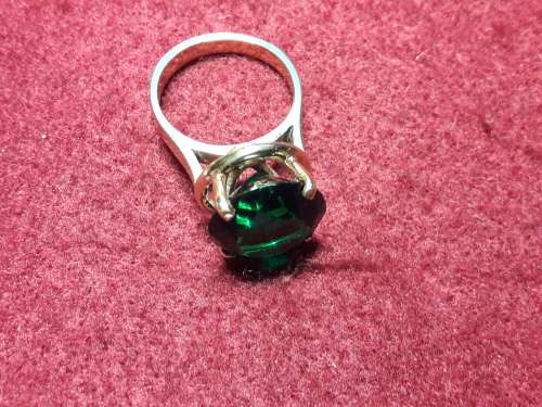 LOVELY 9 ct SOLID GENUINE GOLD RING IN PERFECT CONDITION.