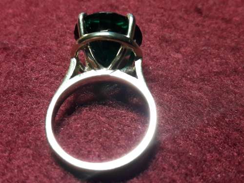 LOVELY 9 ct SOLID GENUINE GOLD RING IN PERFECT CONDITION.