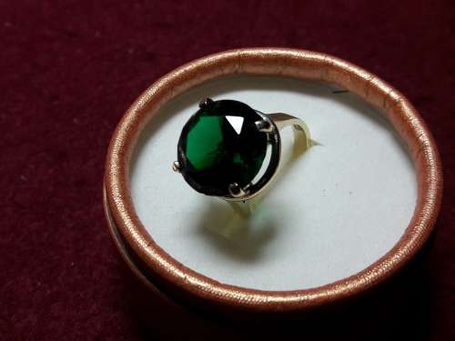 LOVELY 9 ct SOLID GENUINE GOLD RING IN PERFECT CONDITION.
