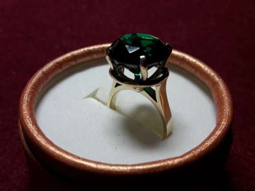LOVELY 9 ct SOLID GENUINE GOLD RING IN PERFECT CONDITION.