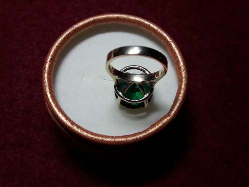 LOVELY 9 ct SOLID GENUINE GOLD RING IN PERFECT CONDITION.