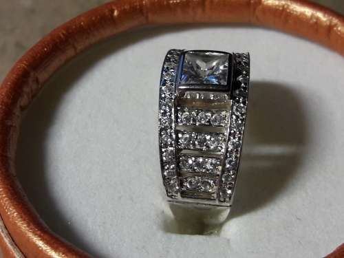 LOVELY SOLID GENUINE STERLING SILVER RING IN EXCELLENT CONDITION.