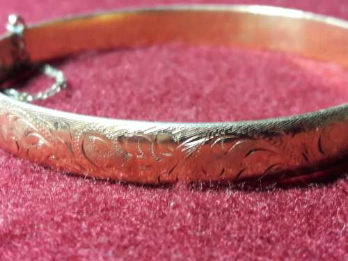 LOVELY 9 ct GOLD METAL CORE BANGLE IN EXCELLENT CONDITION [1/5 Thick]