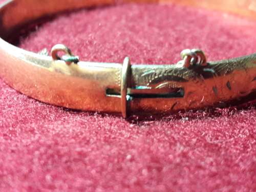 LOVELY 9 ct GOLD METAL CORE BANGLE IN EXCELLENT CONDITION [1/5 Thick]