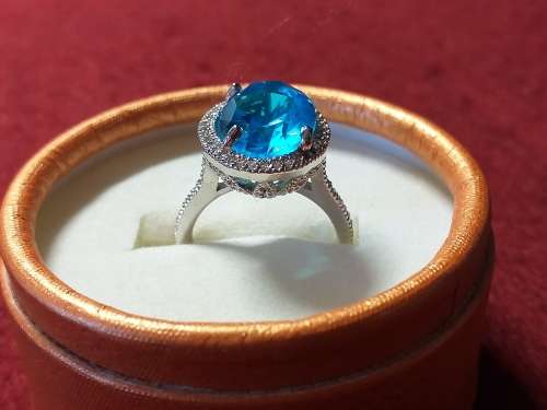 LOVELY GENUINE SOLID STERLING SILVER RING [Missing one claw on stone]