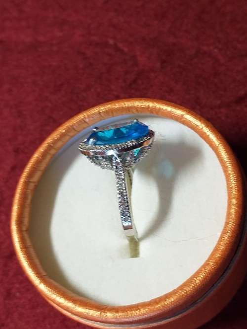 LOVELY GENUINE SOLID STERLING SILVER RING [Missing one claw on stone]