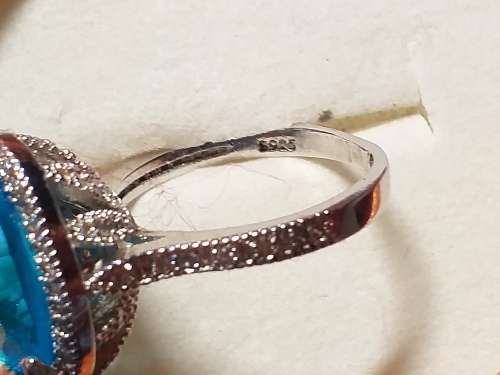 LOVELY GENUINE SOLID STERLING SILVER RING [Missing one claw on stone]