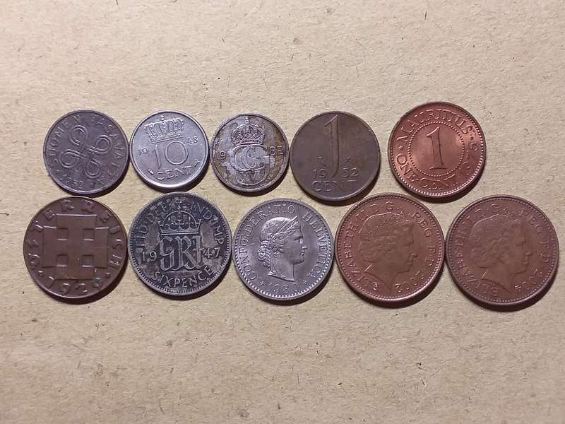 A LOT OF 10 INTERNATIONAL COINS