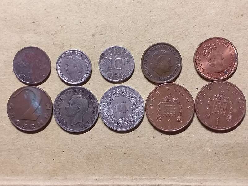 A LOT OF 10 INTERNATIONAL COINS