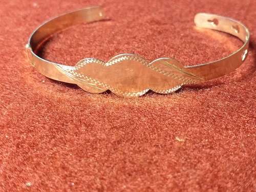 LOVELY GENUINE SOLID STERLING SILVER ADJUSTABLE BANGLE.