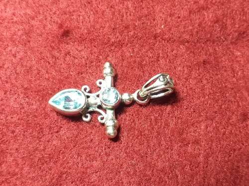LOVELY SOLID GENUINE STERLING SILVER PENDANT WITH STONES IN EXCELLENT CONDITION.