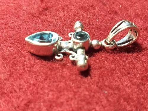 LOVELY SOLID GENUINE STERLING SILVER PENDANT WITH STONES IN EXCELLENT CONDITION.