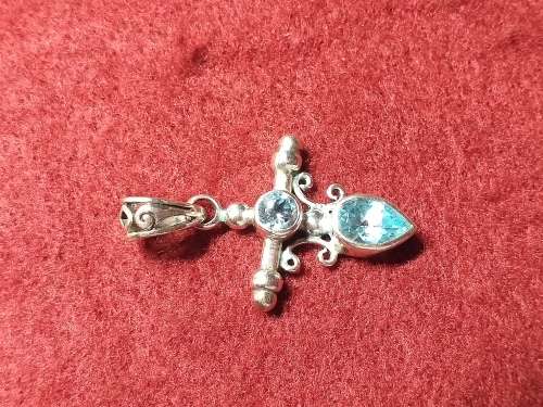 LOVELY SOLID GENUINE STERLING SILVER PENDANT WITH STONES IN EXCELLENT CONDITION.