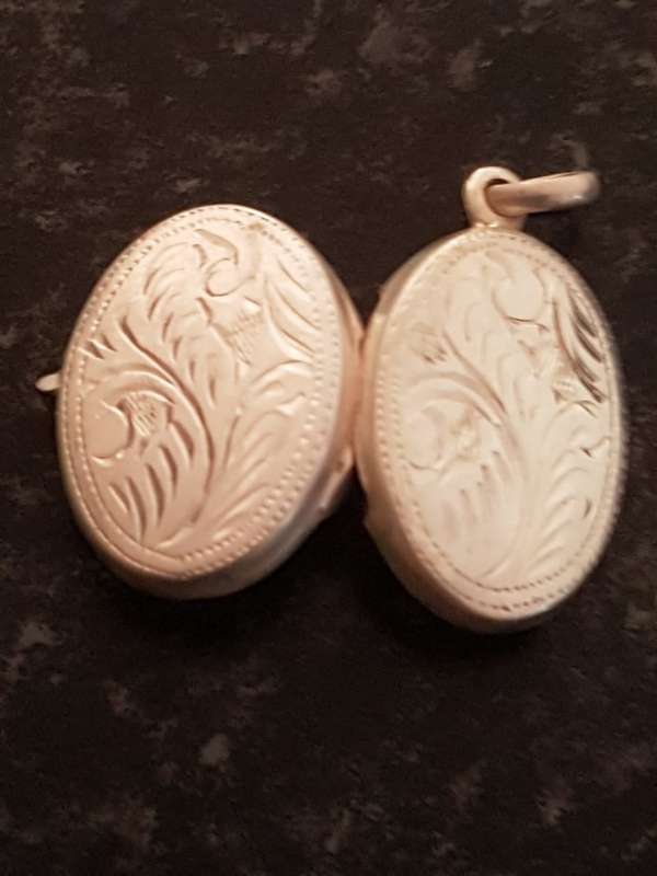 LOVELY SOLID STERLING SILVER LOCKET IN EXCELLENT CONDITION