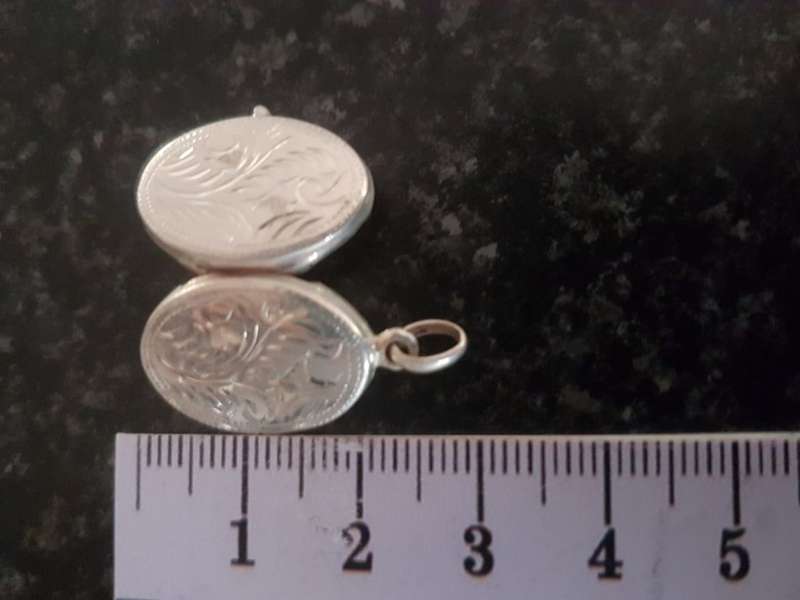 LOVELY SOLID STERLING SILVER LOCKET IN EXCELLENT CONDITION