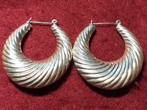 LOVELY GENUINE SOLID STERLING SILVER EARRINGS IN EXCELLENT CONDITION