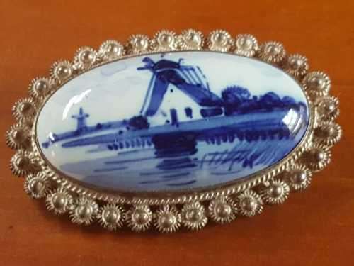 LOVELY VINTAGE DELFT BROOCH IN VERY GOOD CONDITION