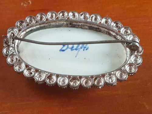 LOVELY VINTAGE DELFT BROOCH IN VERY GOOD CONDITION