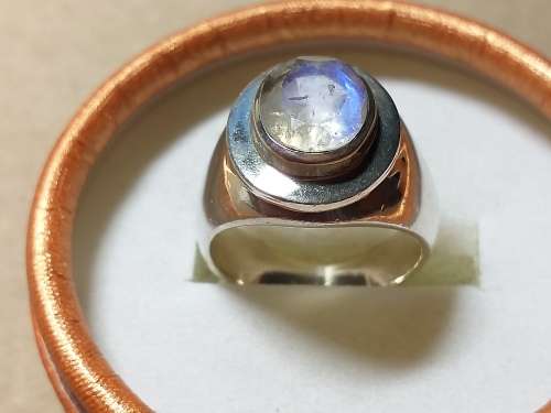 LOVELY SOLID STERLING SILVER RING WITH MOONSTONE