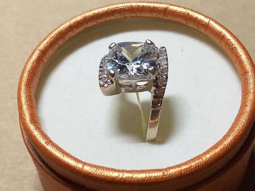 LOVELY SOLID STERLING SILVER RING IN EXCELLENT CONDITION