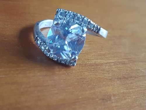 LOVELY SOLID STERLING SILVER RING IN EXCELLENT CONDITION
