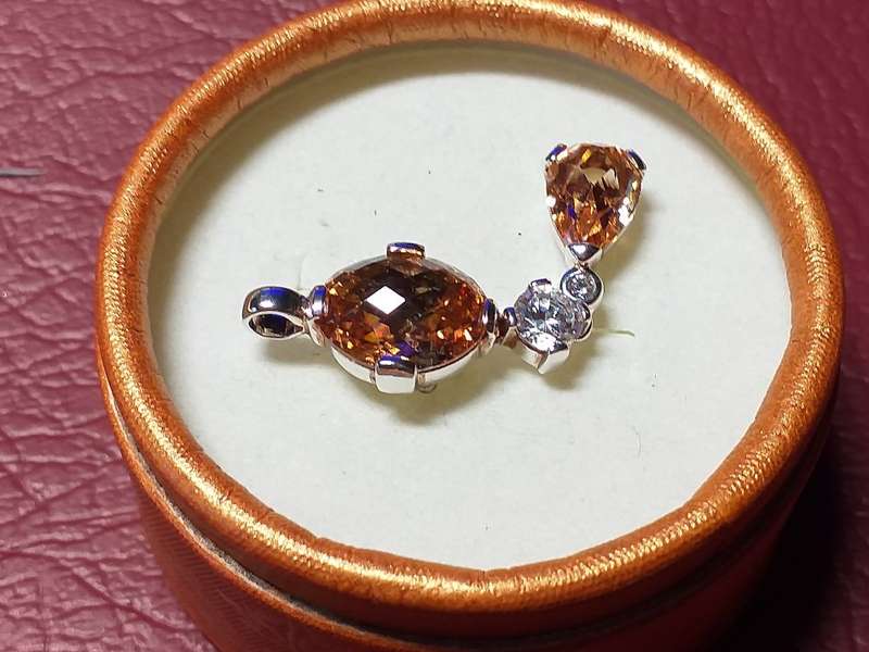 LOVELY GENUINE SOLID STERLING SILVER PENDANT WITH 4 BEAUTIFUL STONES IN EXCELLENT CONDITION