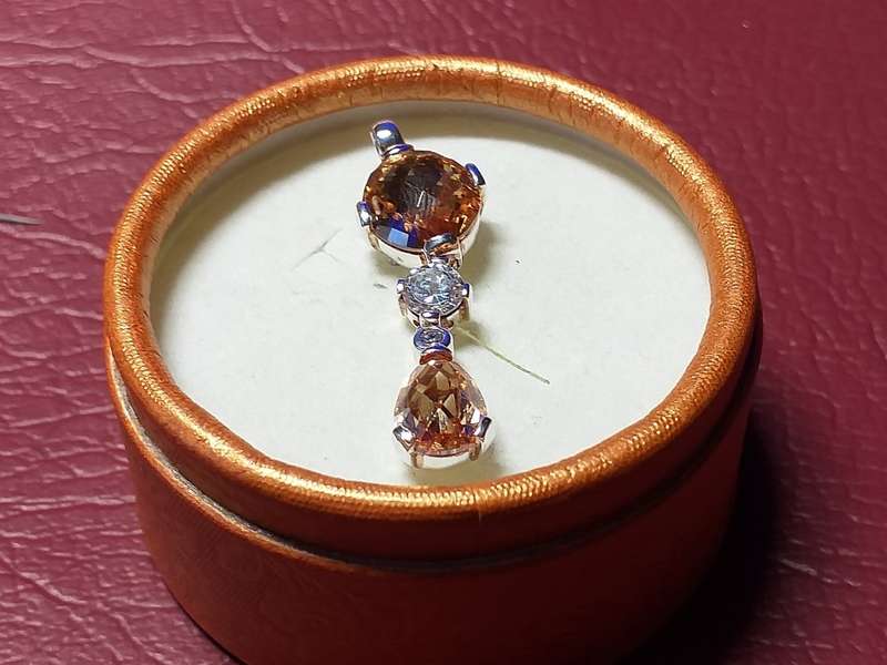 LOVELY GENUINE SOLID STERLING SILVER PENDANT WITH 4 BEAUTIFUL STONES IN EXCELLENT CONDITION