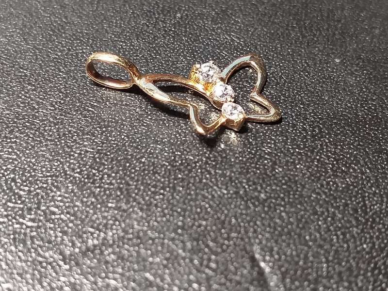 LOVELY SOLID GENUINE 9 ct GOLD PENDANT IN EXCELLENT CONDITION