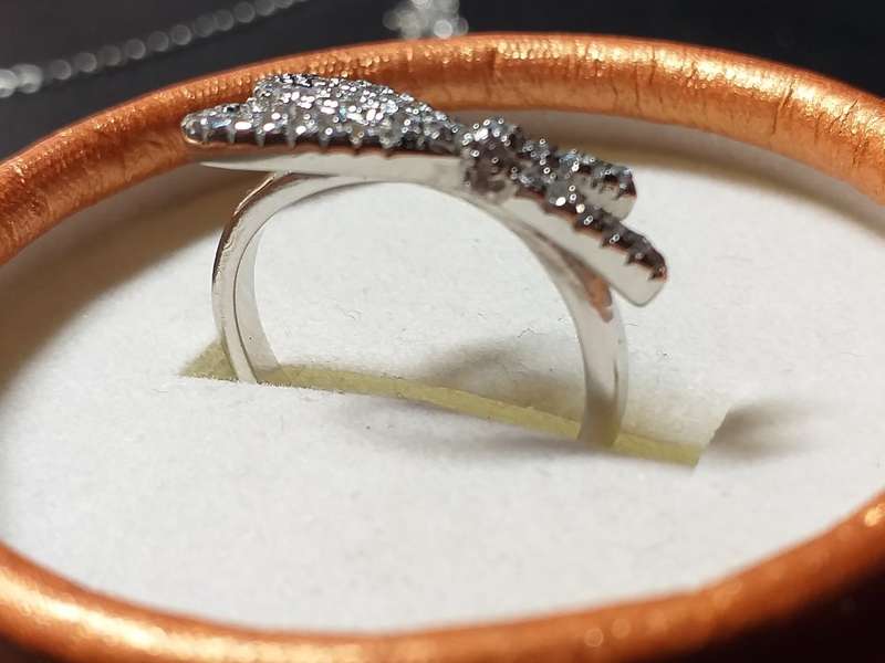 LOVELY GENUINE SOLID STERLING SILVER RING IN EXCELLENT CONDITION