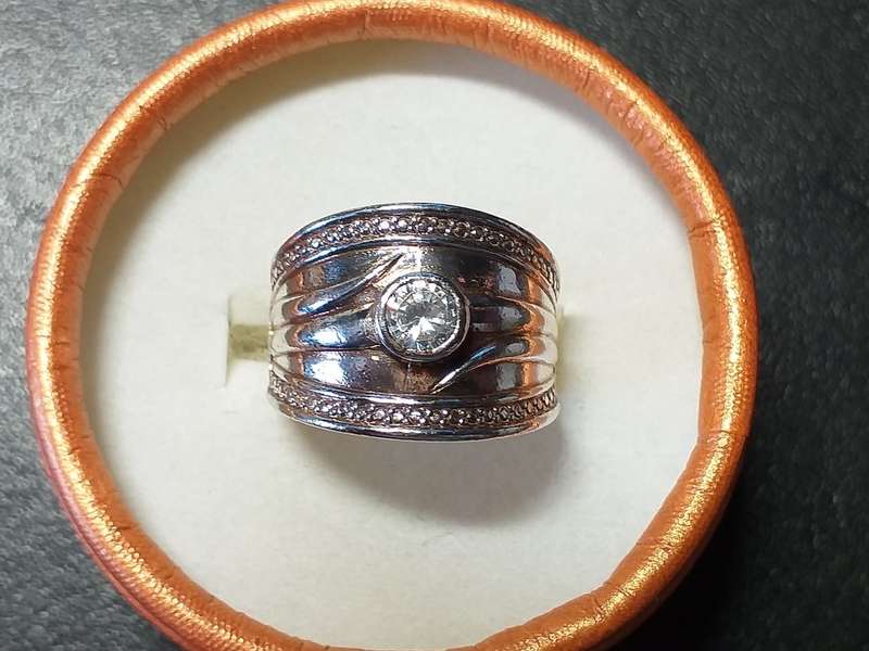 LOVELY GENUINE SOLID STERLING SILVER RING IN GOOD CONDITION