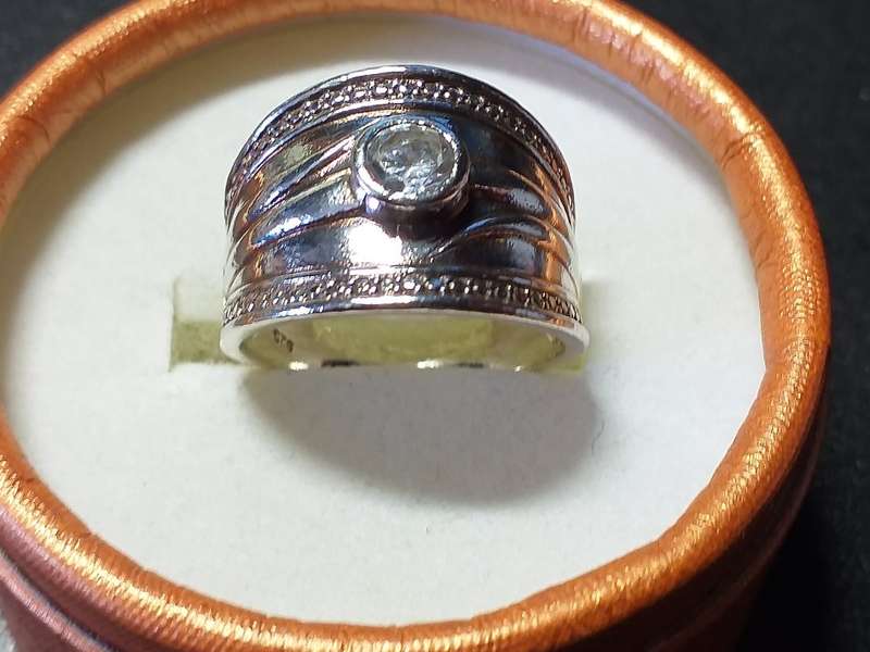 LOVELY GENUINE SOLID STERLING SILVER RING IN GOOD CONDITION