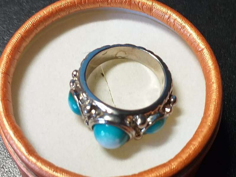 LOVELY GENUINE SOLID STERLING SILVER RING IN EXCELLENT CONDITION