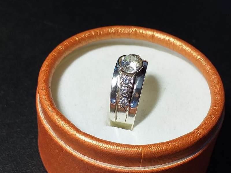 LOVELY GENUINE SOLID STERLING SILVER RING IN GOOD CONDITION