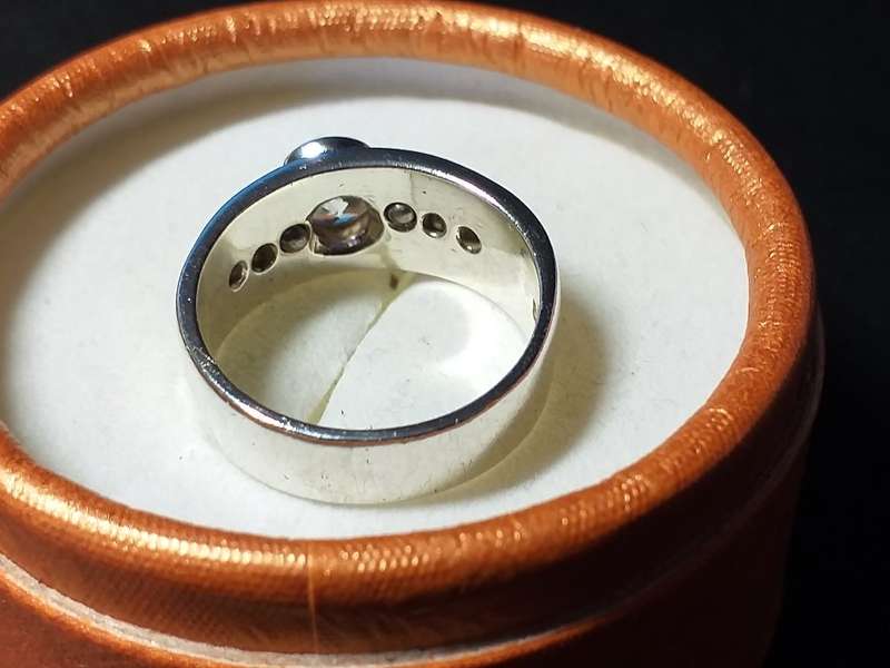 LOVELY GENUINE SOLID STERLING SILVER RING IN GOOD CONDITION