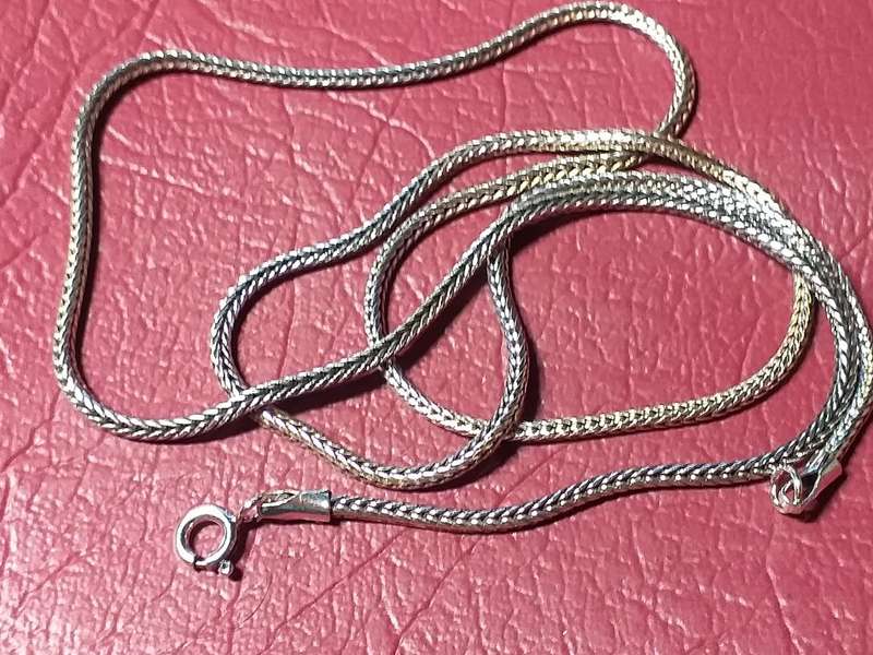LOVELY GENUINE SOLID STERLING SILVER NECKLACE IN EXCELENT CONDITION