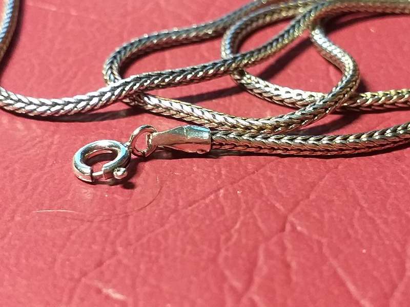 LOVELY GENUINE SOLID STERLING SILVER NECKLACE IN EXCELENT CONDITION