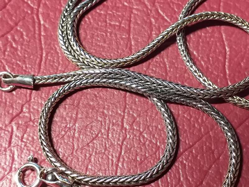 LOVELY GENUINE SOLID STERLING SILVER NECKLACE IN EXCELENT CONDITION