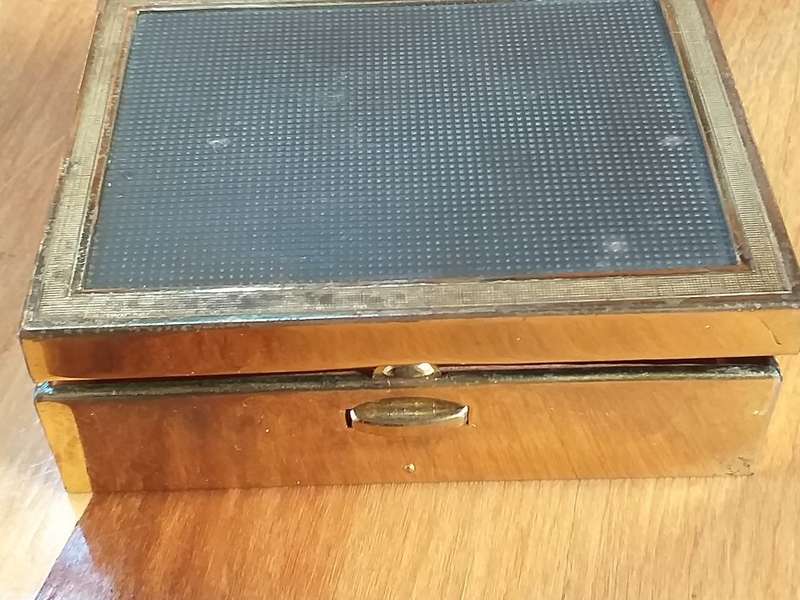 SMALL METAL BOX WITH WOODEN LINING [11,5 cm x 9 cm x 37 cm]