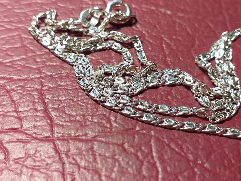 LOVELY GENUINE SOLID STERLING SILVER NECKLACE IN EXCELENT CONDITION