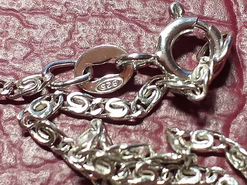 LOVELY GENUINE SOLID STERLING SILVER NECKLACE IN EXCELENT CONDITION
